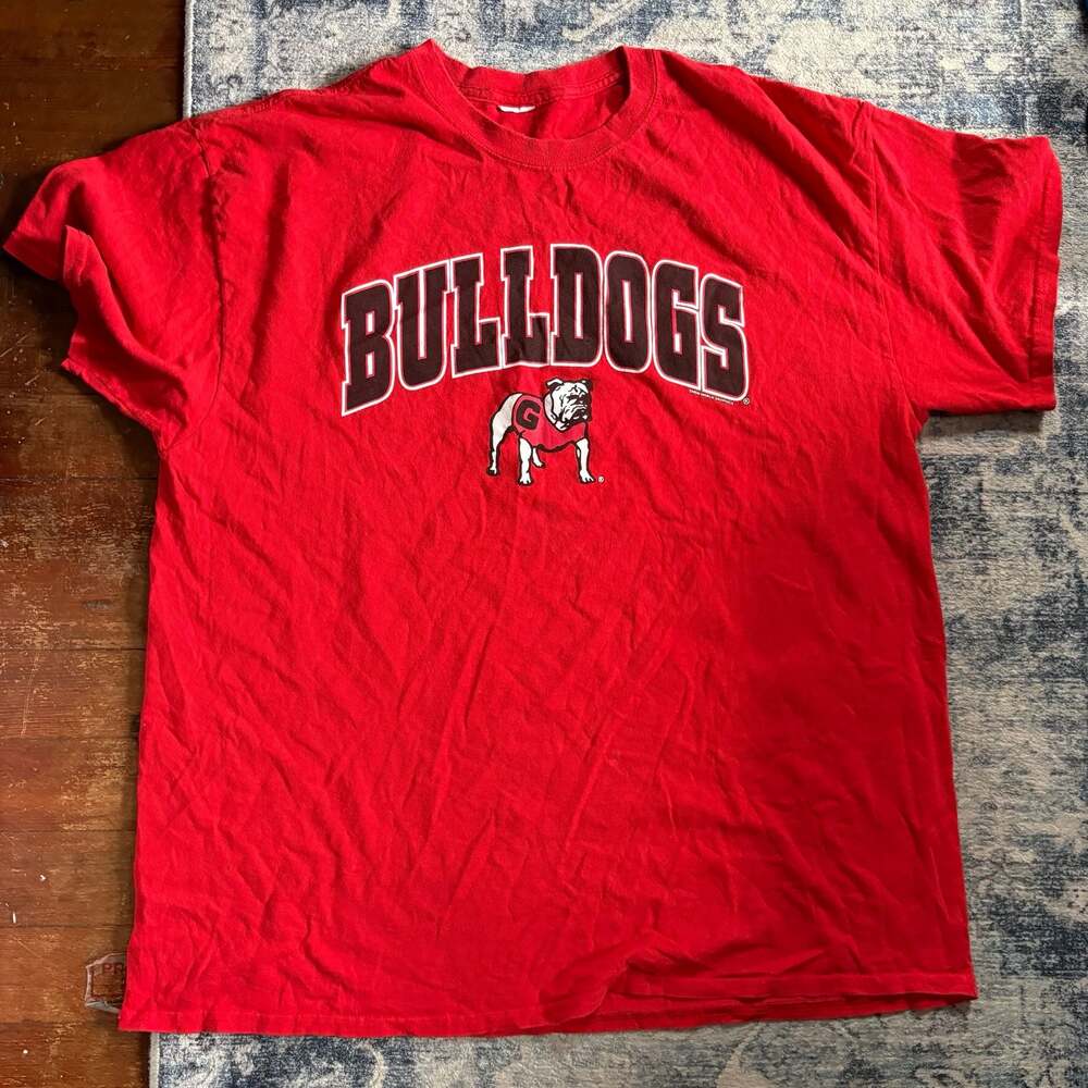 Georgia Bulldogs Red T-Shirt with Bulldog Logo and 'BULLDOGS' Arch Text, Size L